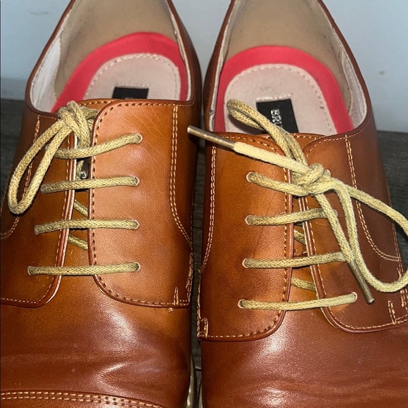 Classic Brown Leather Oxfords with Cap Toe and Lace-Up Closure - Picture 7 of 7